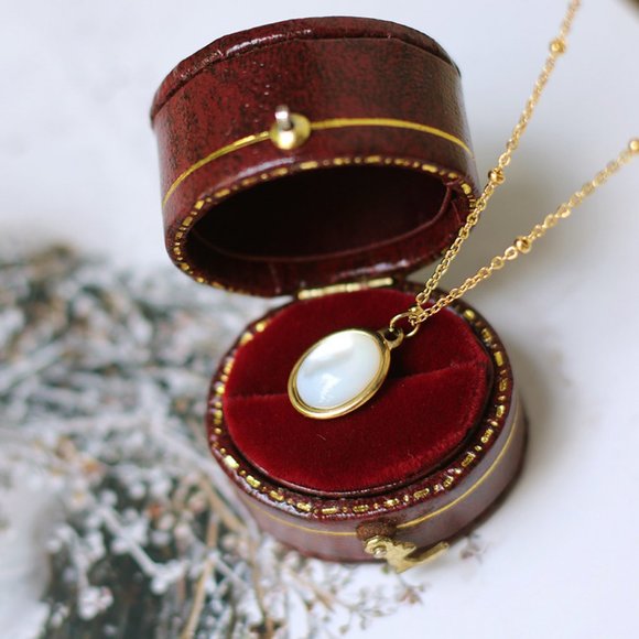 NEW 18K Gold Plated Vintage Retro Mother of Pearl Lolita Oval Pendant Necklace - Picture 8 of 11